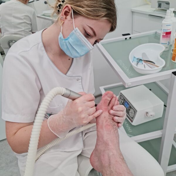 Kosmetolog wykonuje pedcure, pedicure leczniczy, pedi