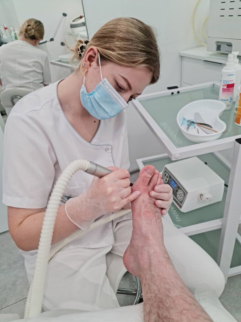 Kosmetolog wykonuje pedcure, pedicure leczniczy, pedi